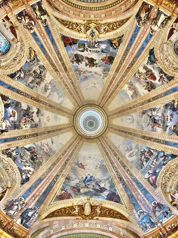 直视马德里圣弗朗西斯大教堂(basílica de San Francisco el grande)的壁画圆顶。